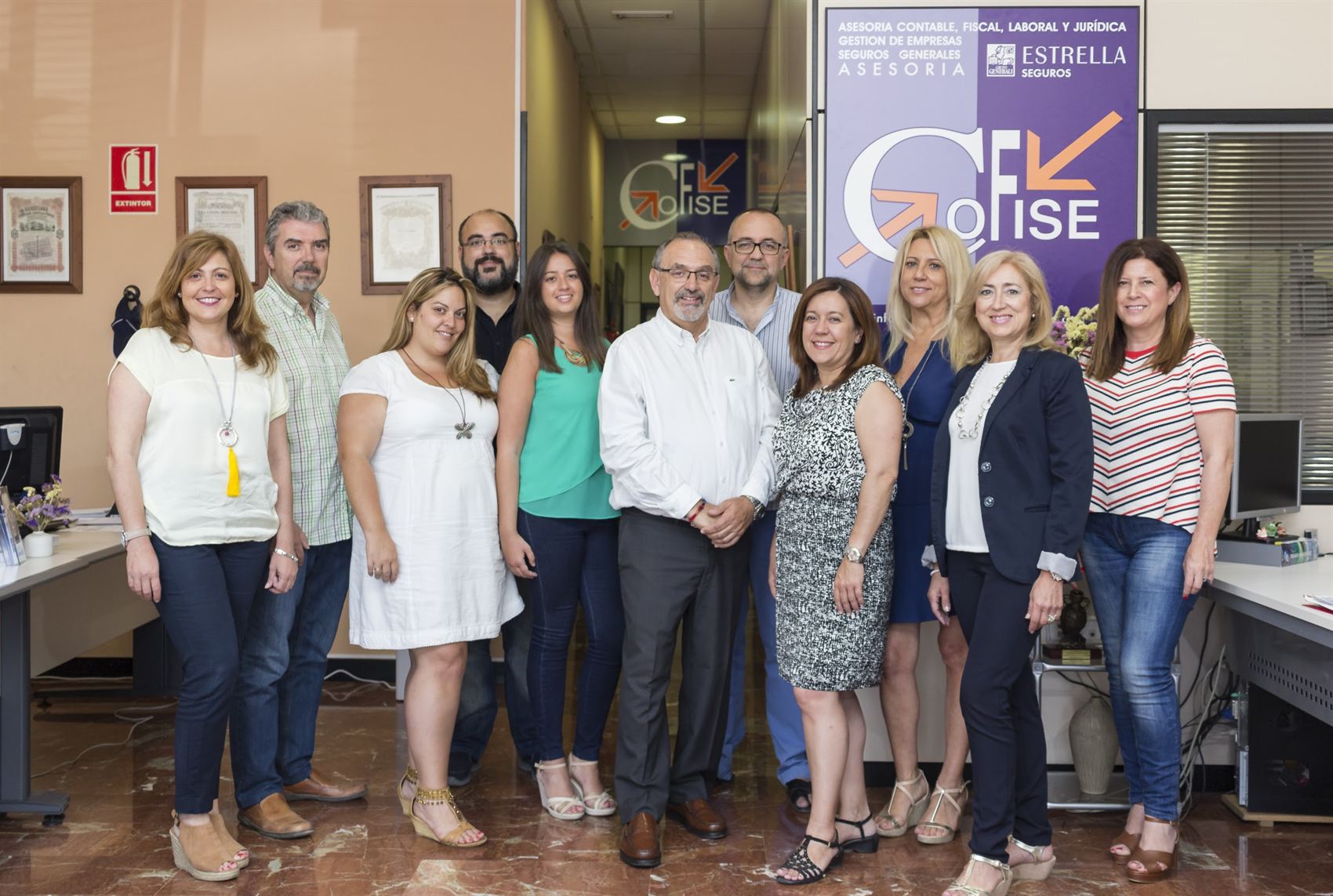 El equipo de Asesoría Cofise en su oficina de Los Dolores, Cartagena.