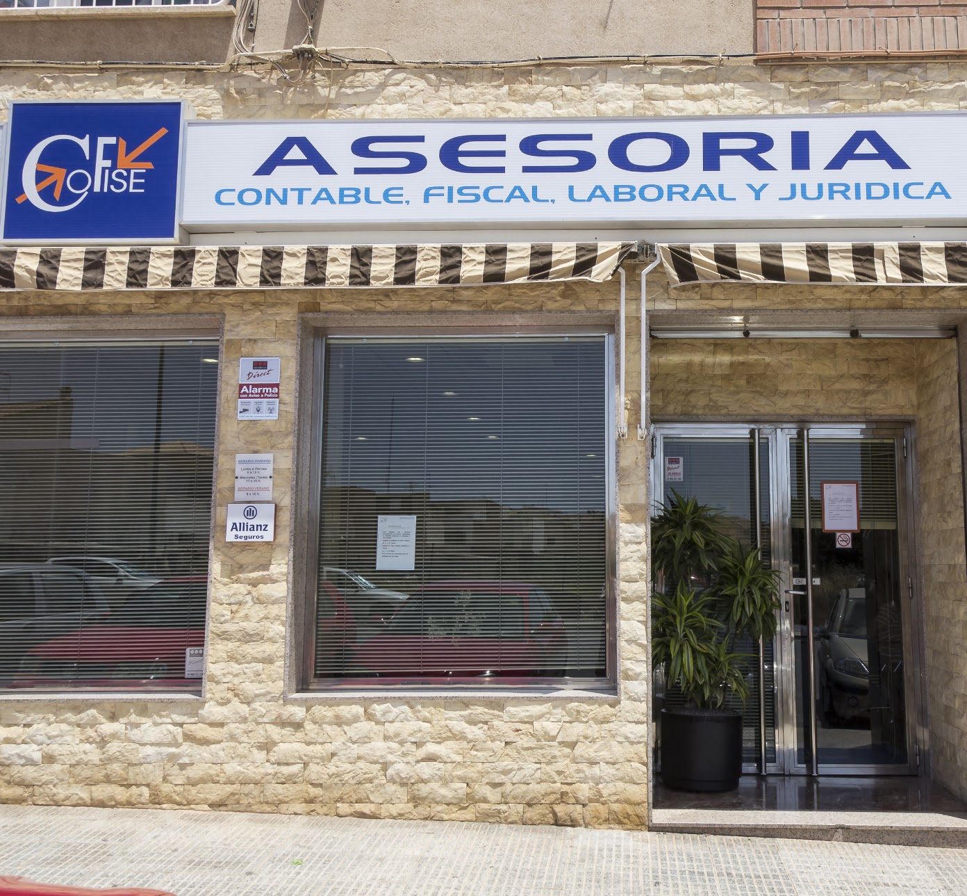 Fachada de Asesoría Cofise en la calle Suspiro, con su rótulo azul.